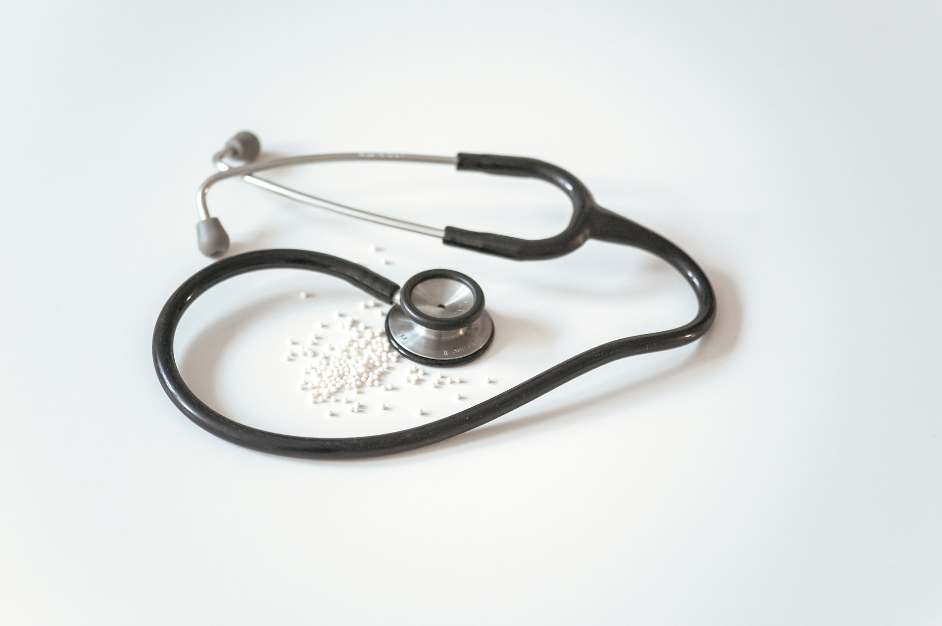 Detalle de estetoscopio, símbolo de precisión médica