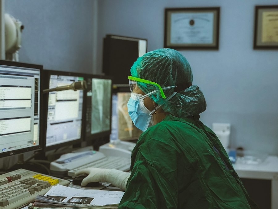 Personal médico monitoreando equipo especializado